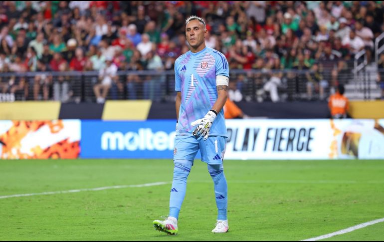 Se puede ver a Navas recibir una gran cantidad de insultos por parte de los seguidores argentinos, quienes rechazaron la forma en la que abandonaría la institución. IMAGO7