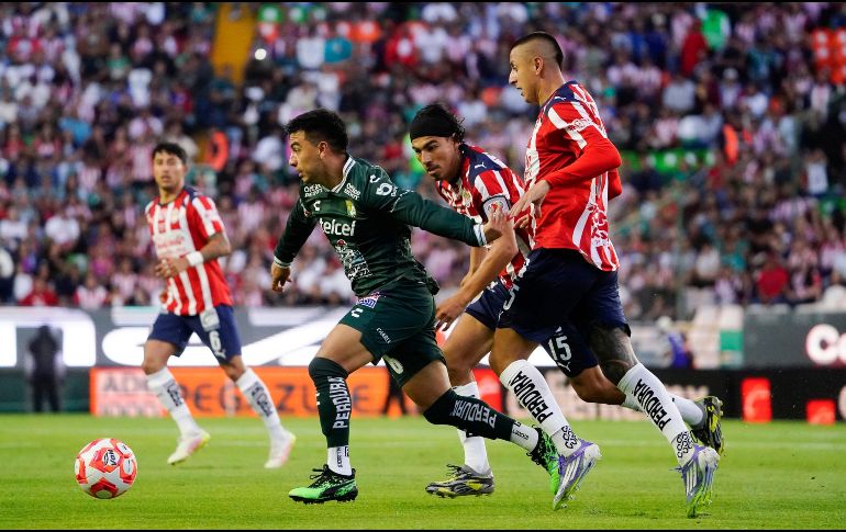 La Comisión de Árbitros reconoció una falla en el uso del VAR durante el encuentro entre León y Chivas. IMAGO7.