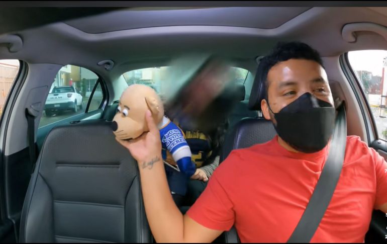El conductor, aunque de forma confundida, acepta el regalo y procede a preguntarle a la mujer el motivo de la decisión. TikTok/ @richy_mx_