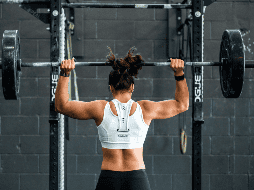 Busca alimentos que te permitan arrancar con máxima potencia, mantener el ritmo durante toda la rutina y favorecer una mejor recuperación. Unsplash