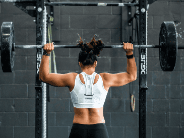 Busca alimentos que te permitan arrancar con máxima potencia, mantener el ritmo durante toda la rutina y favorecer una mejor recuperación. Unsplash