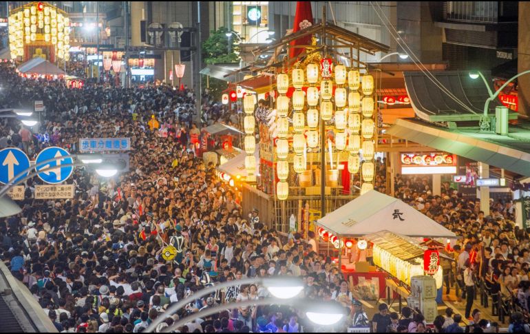 Miles de turistas pasean por la calle donde las carrozas de madera tradicionales desfilan durante el Festival Gion en Kioto, Japón. EFE / ARCHIVO