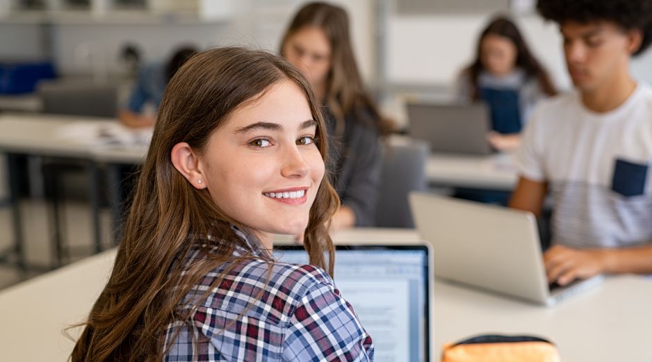 Su propuesta educativa está diseñada para formar estudiantes globales, con visión internacional y habilidades para enfrentar los retos del futuro.