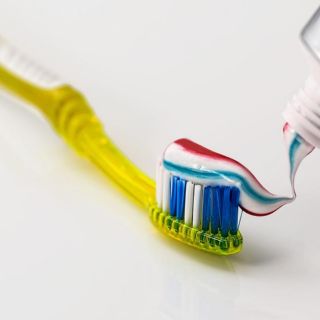 Prohíben reconocida pasta dental en Argentina y Brasil por provocar daños bucales