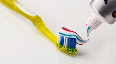 Varios países latinoamericanos han alertado sobre los riesgos de utilizar esta pasta dental. Pixabay