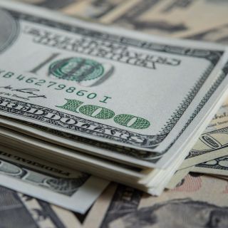 Peso mexicano resiste y gana terreno frente al dólar