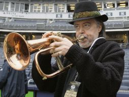 Chuck ensaya el himno nacional de EU antes de un partido de beisbol entre los Angelinos de Los Ángeles y los Yankees de Nueva York, en 2009. AP
