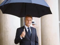 Emmanuel Macron posa previo a su jornada de trabajo en el Palacio del Elíseo en París. EFE