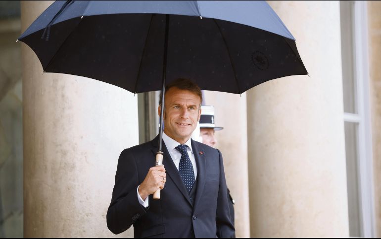 Emmanuel Macron posa previo a su jornada de trabajo en el Palacio del Elíseo en París. EFE