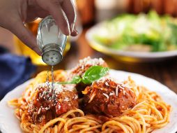 Una comida salada no tiene que arruinar tu día. Con algunos ajustes simples puedes recuperar el equilibrio y disfrutar tu platillo sin tener que empezar de nuevo.  CANVA