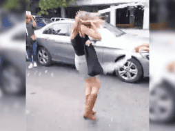 La mujer fue agredida con refrescos y otros objetos que le lanzaron hasta que subió a su auto. ESPECIAL