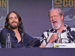 Jared Leto (izq.) y Jeff Bridges hablan en el escenario durante el panel de “Tron: Ares”. AFP