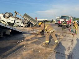 Elementos de Protección y Civil y Bomberos del municipio atendieron una volcadura al ingreso de Puerto Vallarta. ESPECIAL / FACEBOOK Protección Civil y Bomberos Puerto Vallarta