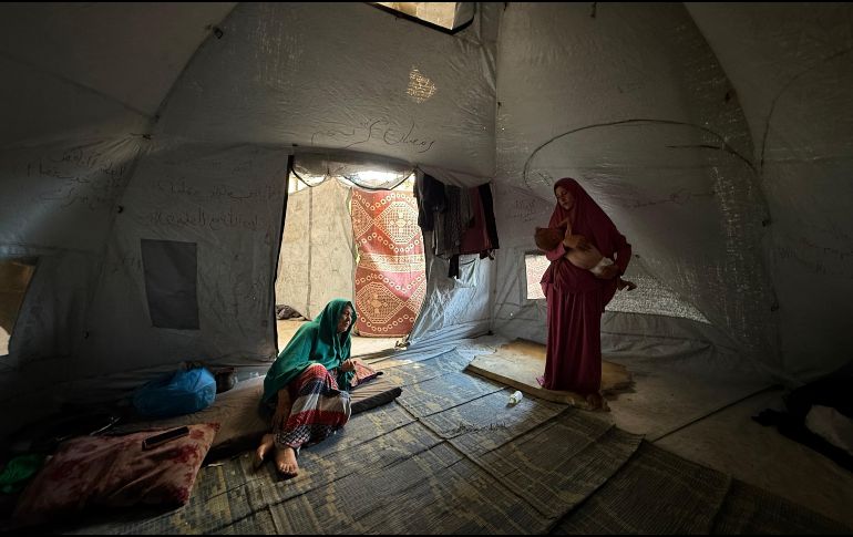 El pequeño gazatí Mohamed Motawaq, de tan solo 18 meses, de cuerpo esquelético, pasa los días en Gaza en brazos de su madre, Hidaya, una mujer viuda, de 30 años, sin apenas leche y otros productos básicos por las restricciones que Israel. EFE/ A. Awad