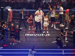 Las creadoras de contenido Alana y Ari Geli en su pelea este sábado, durante la Velada de laño V organizada por el creador de contenido Ibai Llanos, en el Estadio La Cartuja de Sevilla. EFE.