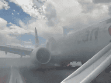 A través de redes sociales, se viralizó un video en donde se puede a los pasajeros salir por la rampa de emergencia mientras el avión está envuelto en humo. ESPECIAL