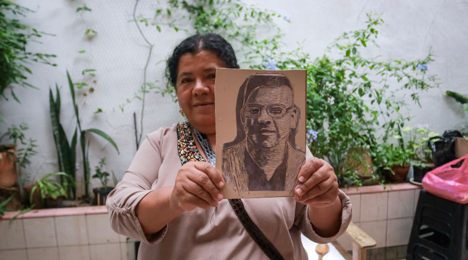 Salomé García, con la imagen de su hijo  Juan Carlos, en el taller de grabado.