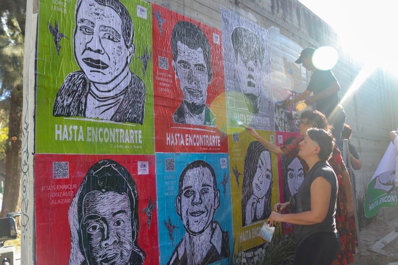  Artistas trabajando con los carteles en las calles de Guadalajara. 