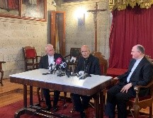 El cardenal José Tolentino, junto a José Francisco Robles Ortega y Carlo María Polvani, hizo un llamado a atender la fragilidad y soledad de los jóvenes ante los retos de la era digital, en el marco de la 28ª Asamblea General de la FIUC en Guadalajara. EL INFORMADOR/ O. GONZÁLEZ.