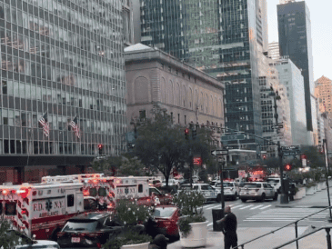 Imágenes difundidas en redes sociales revelan varias decenas de coches de Policía y ambulancias a las afueras del edificio. ESPECIAL