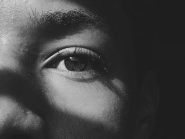 En algunas situaciones, el contacto visual puede resultar familiar y cómodo, mientras que en otras puede sentirse intenso e incómodo. Canva