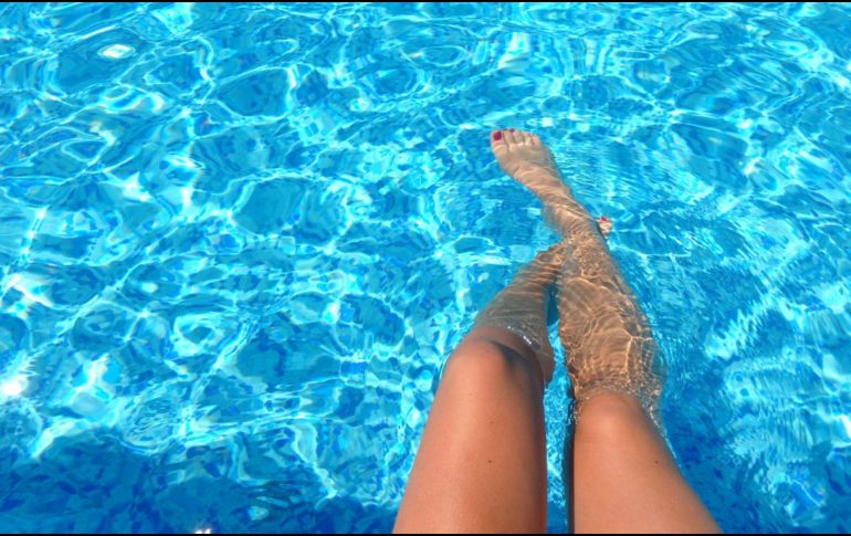 Nadar o estar en contacto con cloro normalmente no causa efectos negativos, a menos que la exposición sea prolongada. Canva