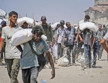 Habitantes del enclave comenzaron a recibir las primeras raciones de alimento, aunque Israel mantiene el cerco en la zona. AP