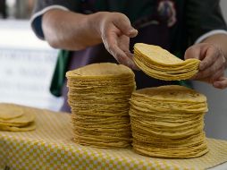 Gobierno federal busca integrar más tortillerías al acuerdo “máiz-tortilla”. AFP