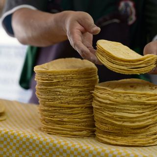 Convocan a tortillerías para bajar precios