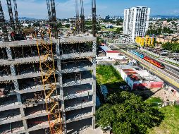 Periférico y Federalismo. Aprovechando la cercanía con estaciones del Tren Ligero y Peribús, este edificio forma parte de los 45 desarrollos habitacionales verticales en proceso de consolidación en la metrópoli, orientados a compactar la ciudad y frenar la expansión hacia zonas sin servicios. EL INFORMADOR/A. Navarro