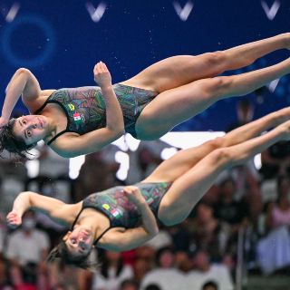 Sheinbaum reconoce a clavadistas Mía y Lía Cueva tras ganar medalla