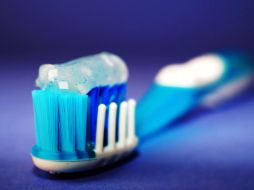 Países de América Latina reportaron múltiples casos de úlceras, ampollas, ardor y dolor bucal en personas que utilizaron la pasta dental. Canva