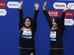 Lía y Mía Cueva celebran una histórica medalla en el Mundial de Singapur 2025, consolidando su ascenso como promesas del clavado mexicano. EFE/ R. YONGRIT.
