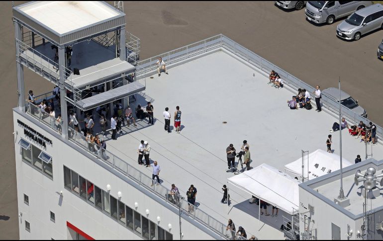 Varias personas se refugian en la azotea de una estación de bomberos en Mukawa, en Hokkaido, en el norte de Japón. AP/Kyodo News