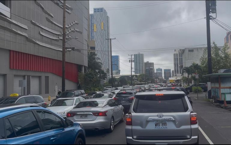 Embotellamiento en las calles de Honolulo, Hawái, después del aviso de evacuación por tsunami. AP