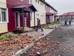 Rescatistas revisan un edificio en Kamchatka. La baja población en la zona hizo que el terremoto no fuera catastrófico. EFE/Ministerio de Emergencias de Rusia