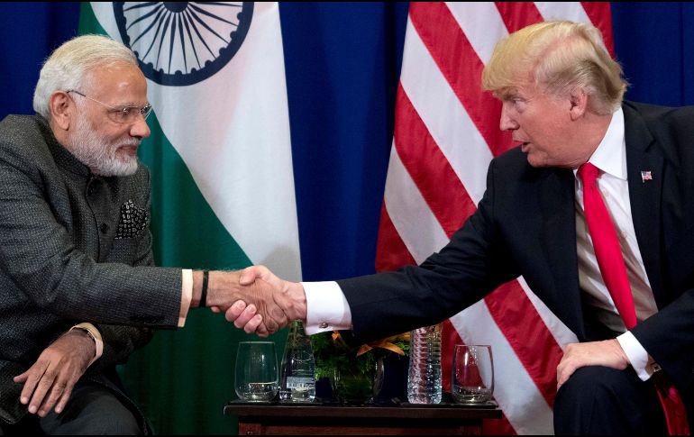 Cuando Trump se reunió en febrero con Modi, el presidente estadounidense dijo que India comenzaría a comprar petróleo y gas natural estadounidenses. AP / ARCHIVO