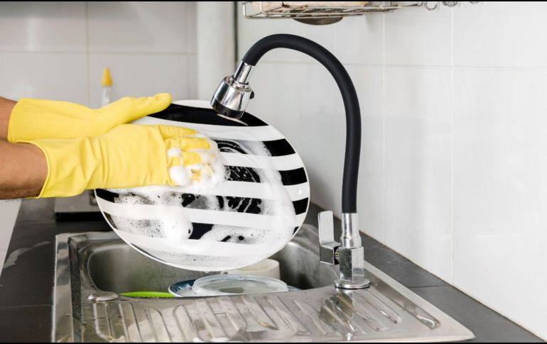 La sal es un mineral utilizado para sazonar comidas, conservar alimentos y preparar remedios naturales. Canva