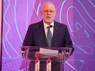 El premio lo recibió Trinidad Padilla López, presidente de la FIL. EL INFORMADOR/H. FIGUEROA