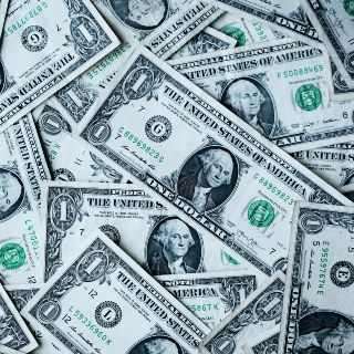 El dólar cierra al alza frente al peso, impulsado por datos económicos sólidos