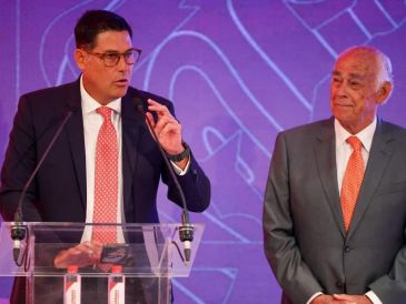 José Luis González Iñigo e Iñigo González Covarrubias, fueron los encargados de recibir el reconocimiento con el galardón. EL INFORMADOR/H.FIGUEROA