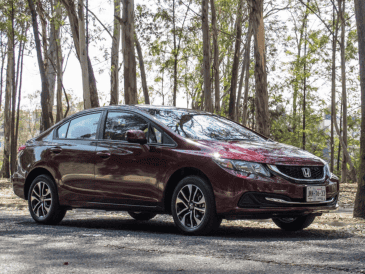 Antes de concretar la compra, es fundamental verificar el historial del vehículo, revisar su estado físico y mecánico. ESPECIAL/AUTOCOSMOS