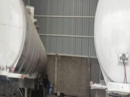 En la intervención, los efectivos localizaron el hidrocarburo, los autotanques y diversos tipos y medidas de mangueras utilizadas para la extracción, los cuales, junto con el inmueble, fueron puestos a disposición del agente del Ministerio Público para las investigaciones. ESPECIAL / FGR