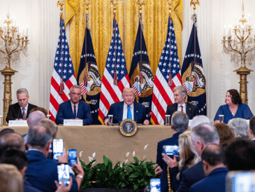 El presidente también criticó las adquisiciones de petróleo y equipamiento militar que India realiza a Rusia. EFE