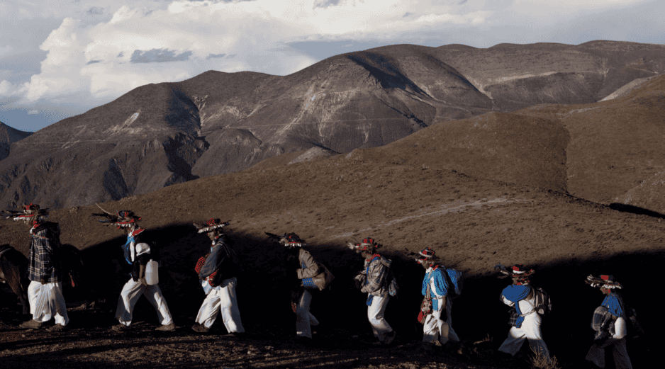 Un grupo de wixaritari caminan la ruta de Wirikuta, durante la peregrinación anual.