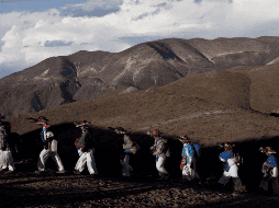 Un grupo de wixaritari caminan la ruta de Wirikuta, durante la peregrinación anual.