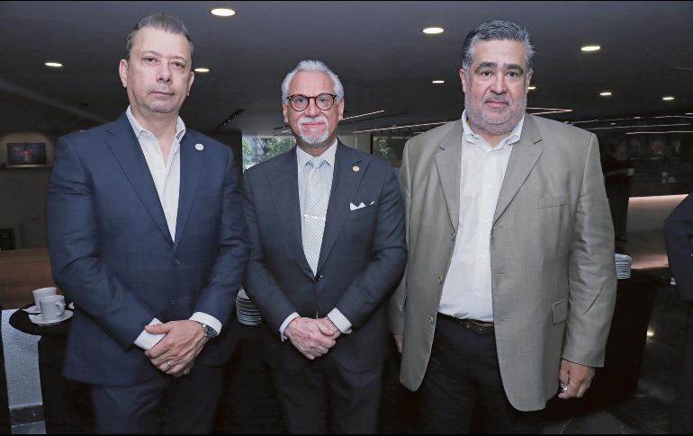 Ernesto Bermúdez, Rodolfo de Paul y Alejandro Muñoz. En la velada empresarial celebrada en Canaco Guadalajara. EL INFORMADOR/C. Jimeno