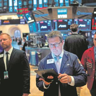 Bolsas de EU caen tras decisión de la Fed de mantener las tasas de interés