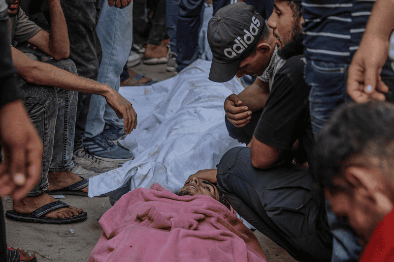 Este jueves, en la morgue del Shifa ya no cabe nadie más. Los vivos están de pie, ocupando los pequeños huecos que quedan entre los más de diez cuerpos que hay tirados en el suelo. EFE/ Mohammed Saber