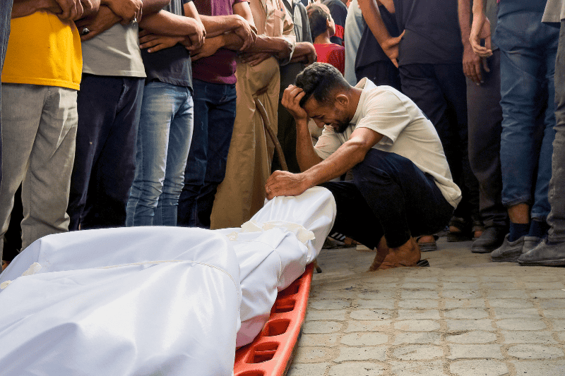 Un hombre llora ante el cuerpo sin vida de un familiar en el hospital de Al Shifa. EFE/ Ahmad Awad